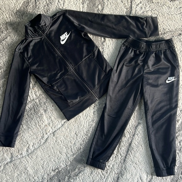 Nike tracksuit size 4/5years - Picture 1 of 4